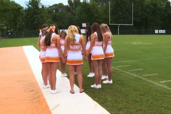 Tennesee Cheerleaders Lead Prayer Before Games