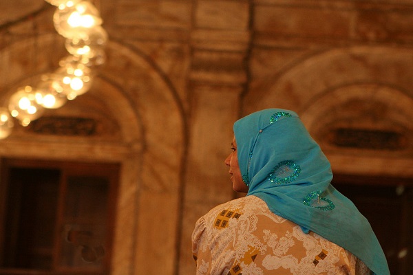 By David Dennis from Scotts Valley, CA, USA (Woman in Alabaster Mosque of Mohamed Ali in Cairo) [CC BY-SA 2.0], via Wikimedia Commons