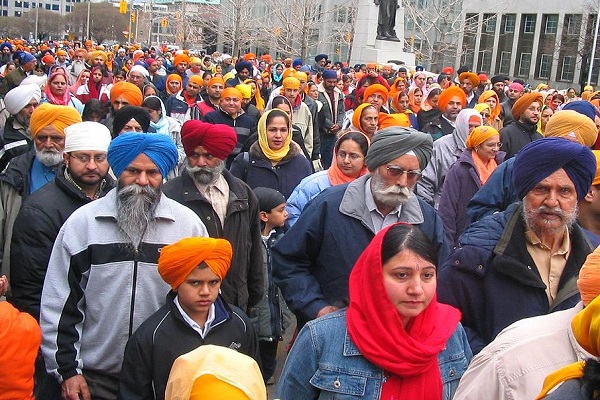 By Joel Friesen (originally posted to Flickr as Sikhs on the move!) [CC BY 2.0], via Wikimedia Commons