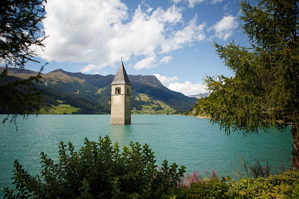 By Sander van der Wel from Netherlands (Lago di Resia (Reschensee)) [CC BY-SA 2.0], via Wikimedia Commons