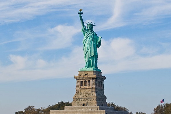 By William Warby (originally posted to Flickr as Statue of Liberty) [CC BY 2.0], via Wikimedia Commons
