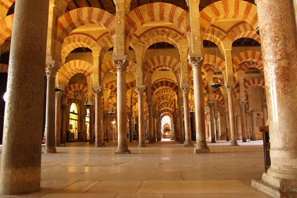 By Jerzy Kociatkiewicz (Flickr: Inside the Cathedral-Mosque) [CC BY-SA 2.0], via Wikimedia Commons
