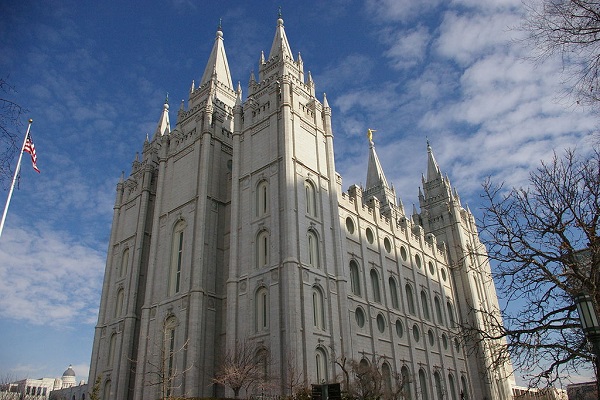 By Scott Catron from Sandy, Utah, USA (Salt Lake LDS Temple) [CC BY-SA 2.0], via Wikimedia Commons