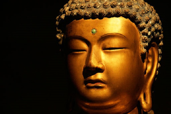 By mwibawa (Gouden Buddha) [CC BY-SA 2.0], via Wikimedia Commons