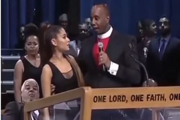 Ariana Grande Groped by Bishop at Aretha Franklin’s Funeral