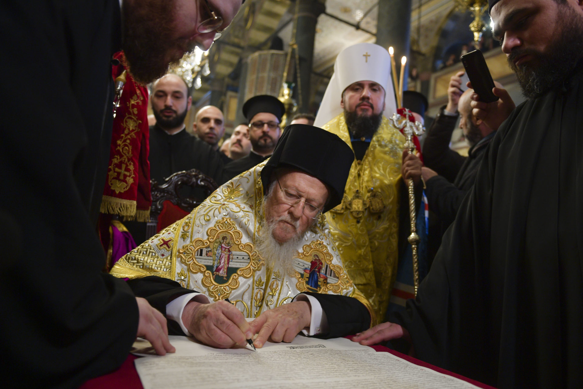 Patriarch Bartholomew signing the tomos of autocephaly of the Orthodox Church of Ukraine