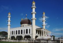 The Ahmadiyya Jama Mosque (1984) on Keizerstraat in Paramaribo is operated by the Surinaamse Islamitische Vereniging.