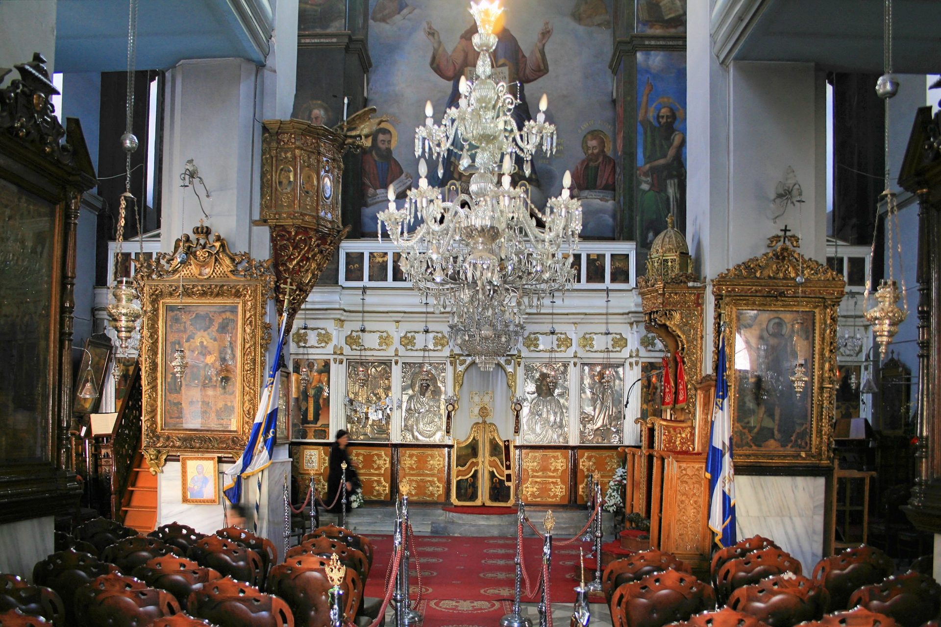 Photo https://upload.wikimedia.org/wikipedia/commons/9/9e/Chania_-_Greek_Orthodox_cathedral_indoor.jpg by Lapplaender. CC BY 2.0.