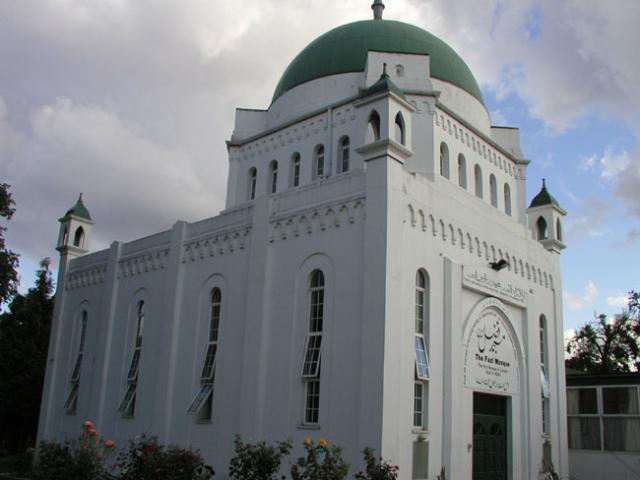 First Purpose-Built Mosque in London Marked by New Green Plaque